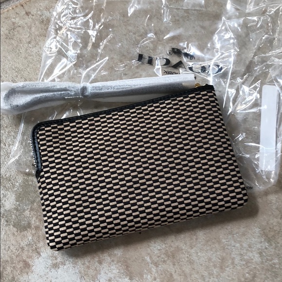 ❌SOLD❌ 🆕🌸COACH CORNER ZIP WRISTLET🌼 - Picture 4 of 6